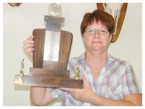 Lanette Schlechter with the gold award for Best Game Biltong awarded to Fourways Biltong Shop. Fourways Biltong competed against more than twenty other biltongmakers at the recent Biltongfees in Windhoek, where they received the trophy. (Photograph by Hilma Hashange)