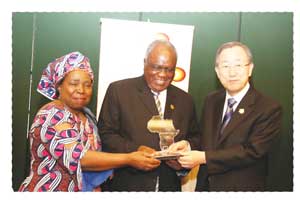 President Hifikepunye Pohamba receives the African Leaders Malaria Alliance (ALMA) Award for Excellence in Impact and Implementation from the United Nations Secretary General Ban Ki-Moon and the Africa Union (AU) Chairperson Nkosazana Dlamini Zuma during the African Leaders Malaria Alliance Forum on Monday in Addis Ababa ( (Photograph by Maria Namundjebo from State House)