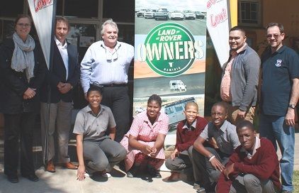 Landie owners and Lewis Stores pull together for Dagbreek School’s sustenance project