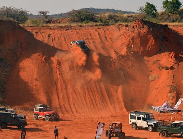 Land Rover owners tackle Tsumeb’s old sandpit to show what a Landie, and some other cars, can do