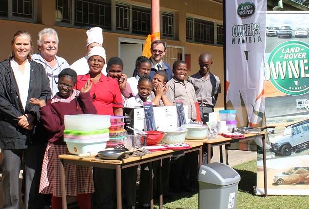 Land Rover owners collect more donations for Dagbreek’s cafeteria and new kitchen