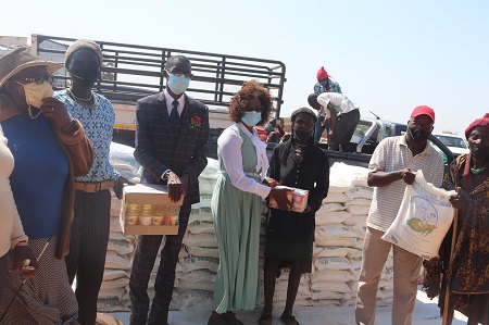 Drought-stricken Angolan nationals settled at Etunda receive food donations